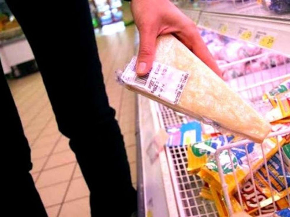 RIVALTA - Ruba 300 euro di merce all'Esselunga: denunciato