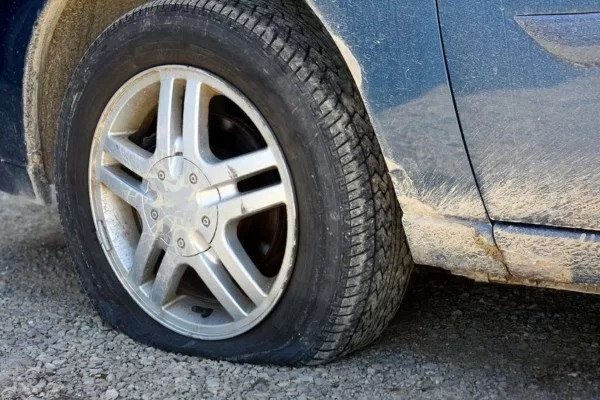 CRONACA - Bucava gli pneumatici in piazza Bengasi: fermato 80 enne