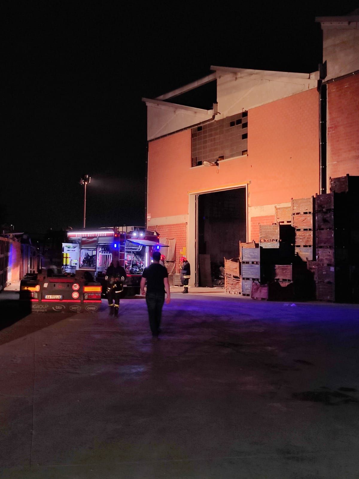 BEINASCO - Incendio nel magazzino della Gff, paura in zona industriale