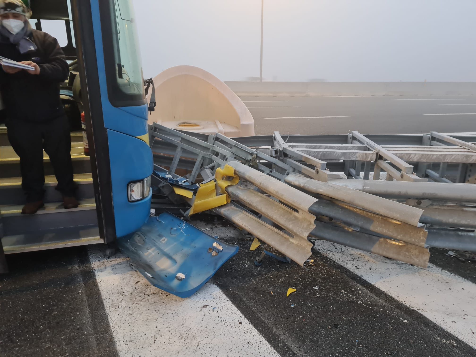 MONCALIERI - L'autobus si schianta sul segnale in tangenziale allo svincolo per Asti