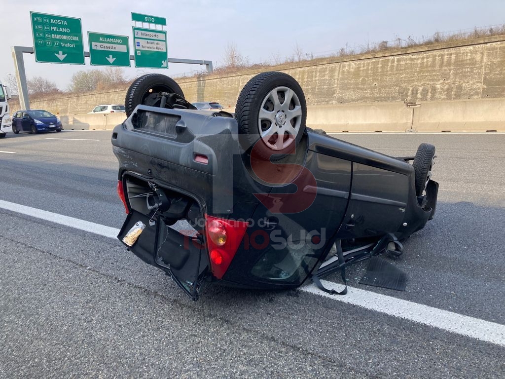 ORBASSANO - Incidente in tangenziale: auto ribaltata e due feriti