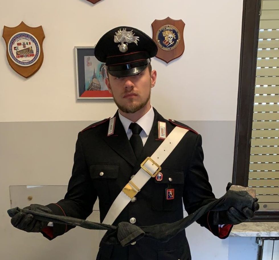 BEINASCO - Tenta di rapinare una tabaccheria con un sampietrino: arrestato