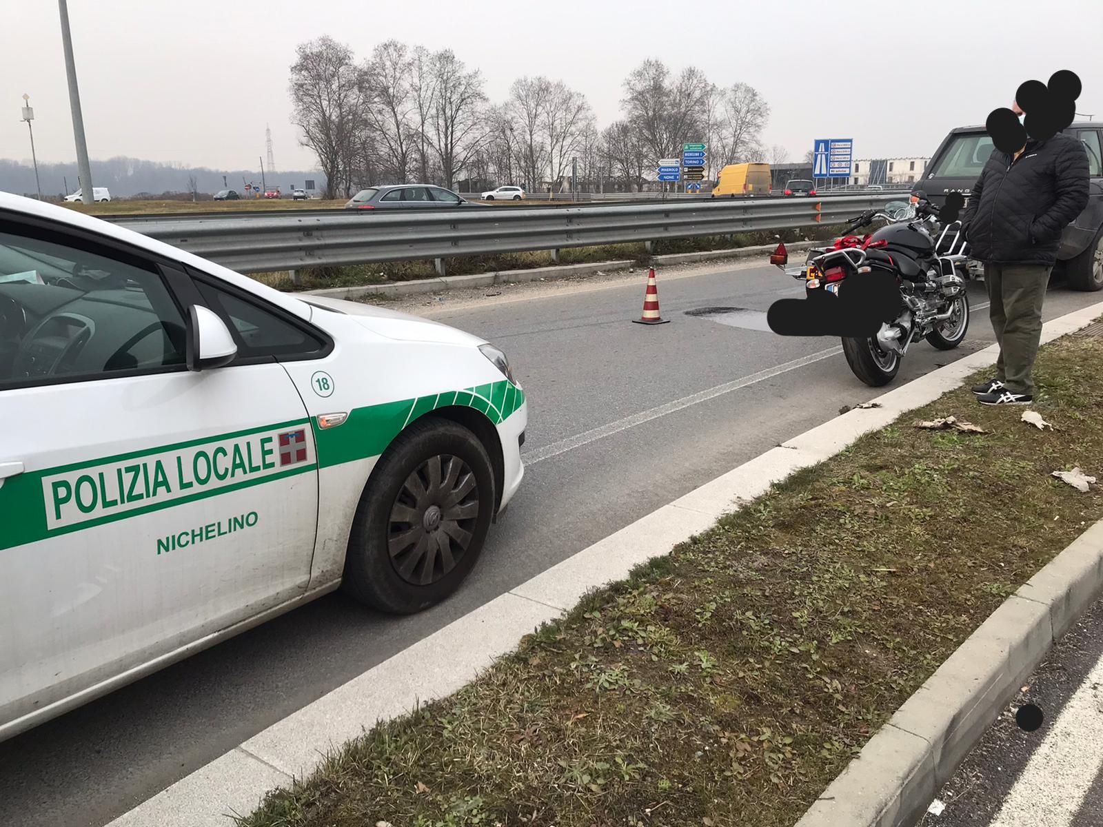 NICHELINO - Cade una moto dal rimorchio e si rompe la coppa dell'olio: strada viscida e disagi