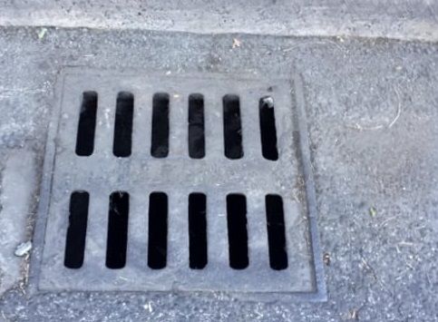 ORBASSANO - Rubati di notte una decina di tombini di ghisa in zona via Gramsci