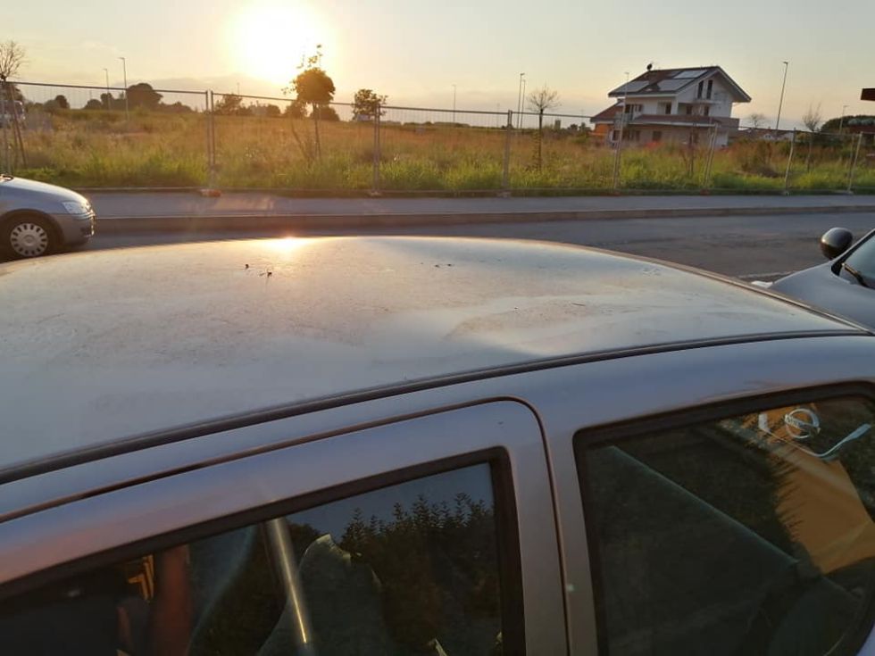 CARIGNANO - Vandali in azione nella notte: cestini divelti e auto danneggiate