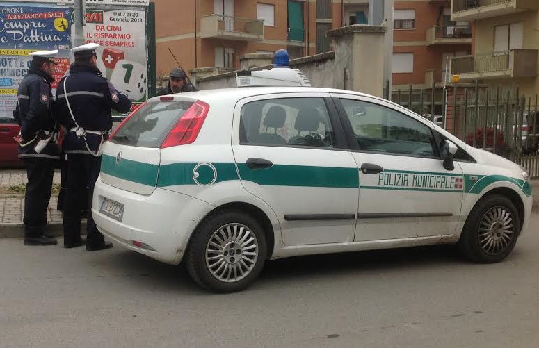 ORBASSANO - Troppa gente nei dehors dei bar: scattano i controlli della polizia locale e le prime multe