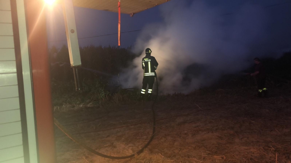 CARMAGNOLA - Incendio lungo via Sommariva: potature e sfalci dati alle fiamme