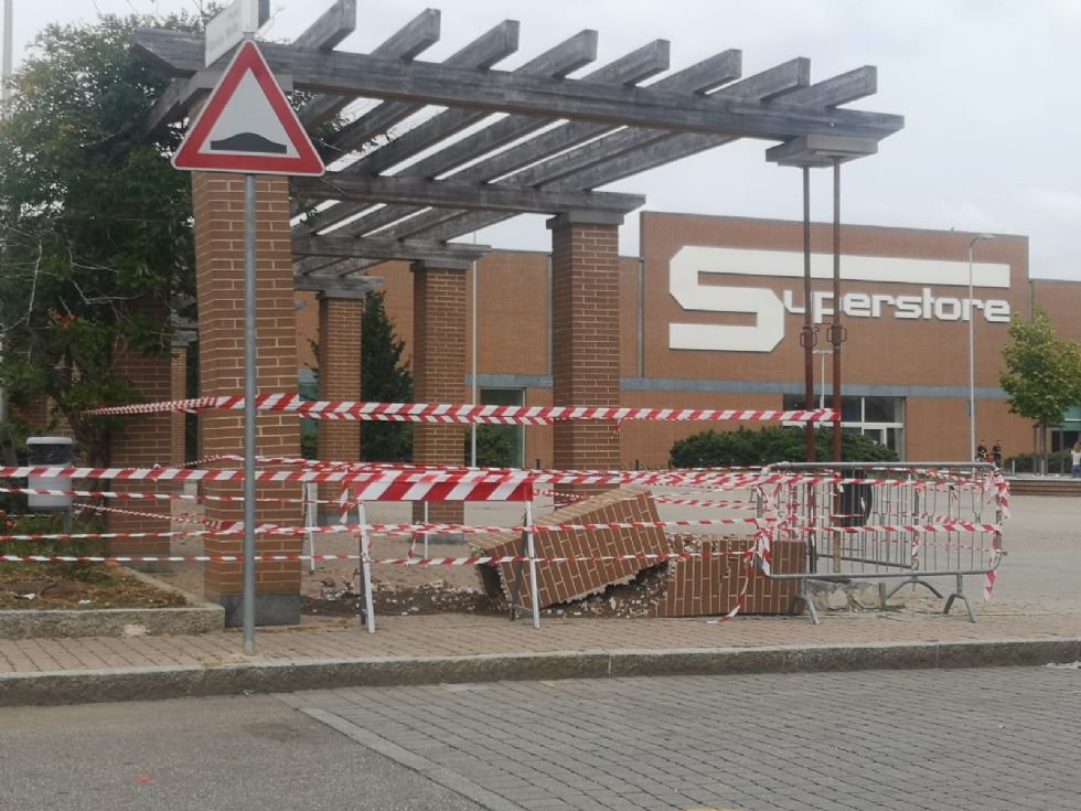 MONCALIERI - Camion sbaglia manovra e abbatte parte del porticato in piazza Mollo