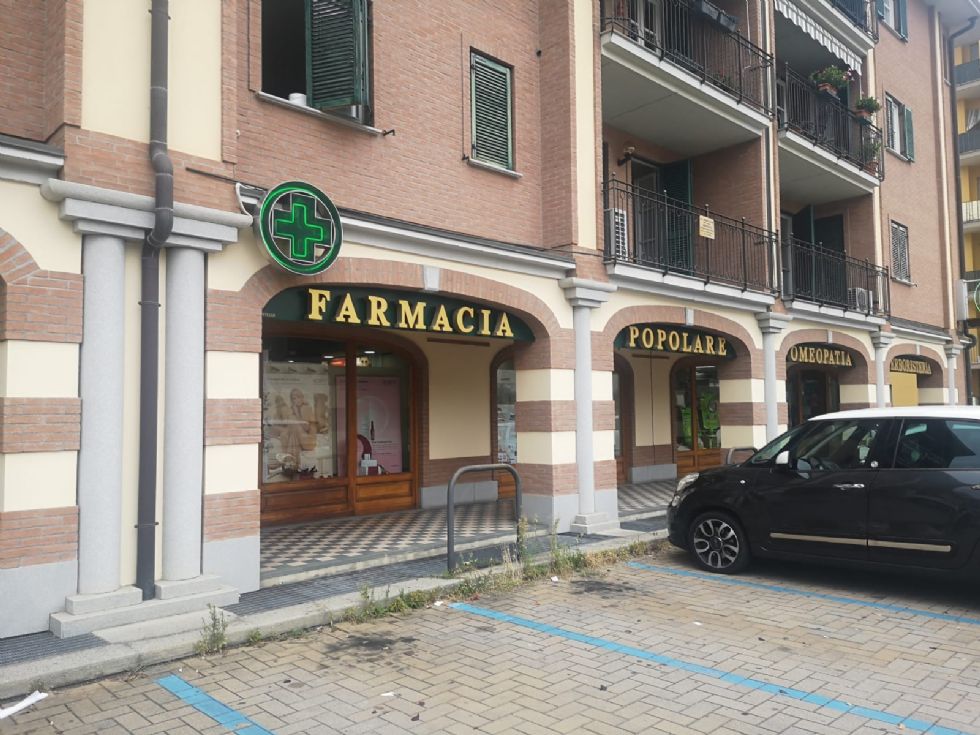 ORBASSANO - Spaccata alla farmacia di piazza dei Filatoi
