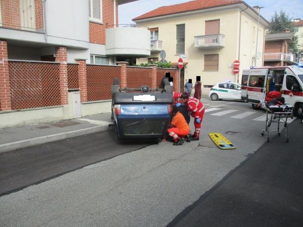 NICHELINO - Scontro in via Sassari, auto si ribalta