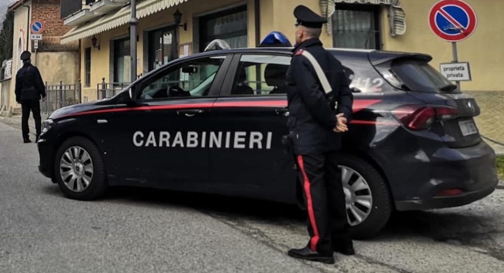 NICHELINO - SI vuole suicidare dal balcone di casa: lo salvano i carabinieri