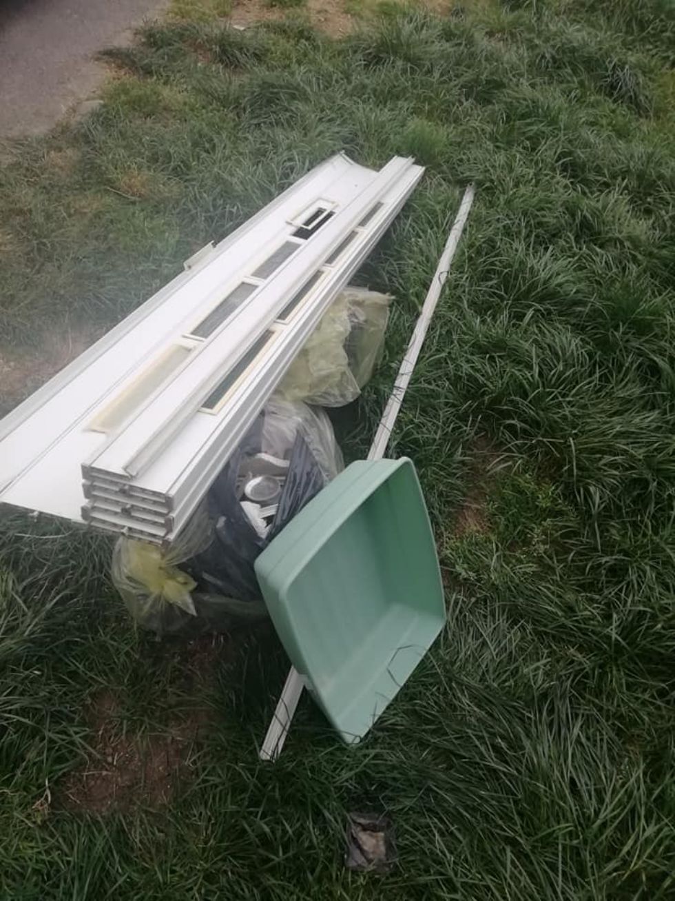 CARMAGNOLA - I maleducati non si fermano: rifiuti scaricati in via Ivrea