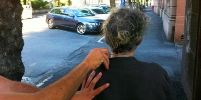 NICHELINO - Le scippano la collanina, ma un automobilista insegue il ladro e recupera il gioiello
