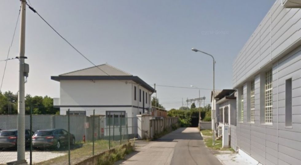 MONCALIERI - Un albero a bloccare la strada e poi il furto nel negozio