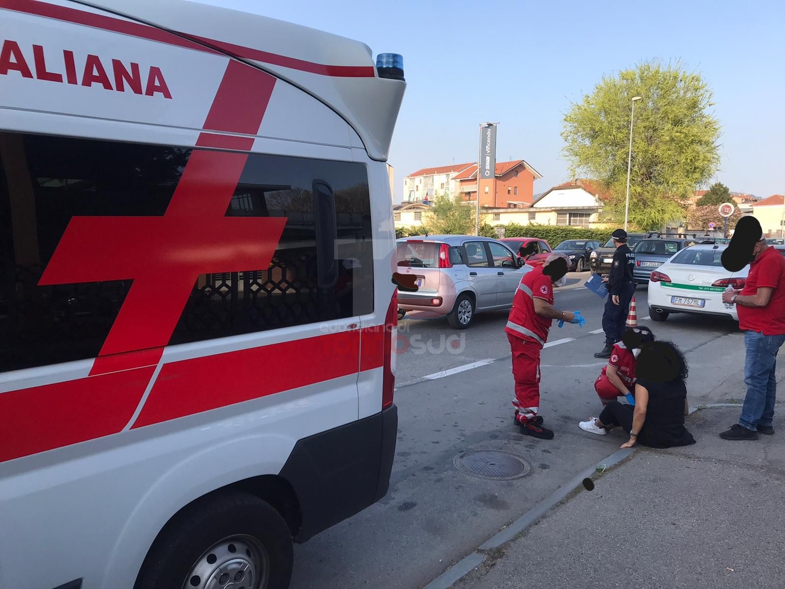 NICHELINO - Vuole evitare l'assembramento, inciampa sul marciapiede e va in ospedale