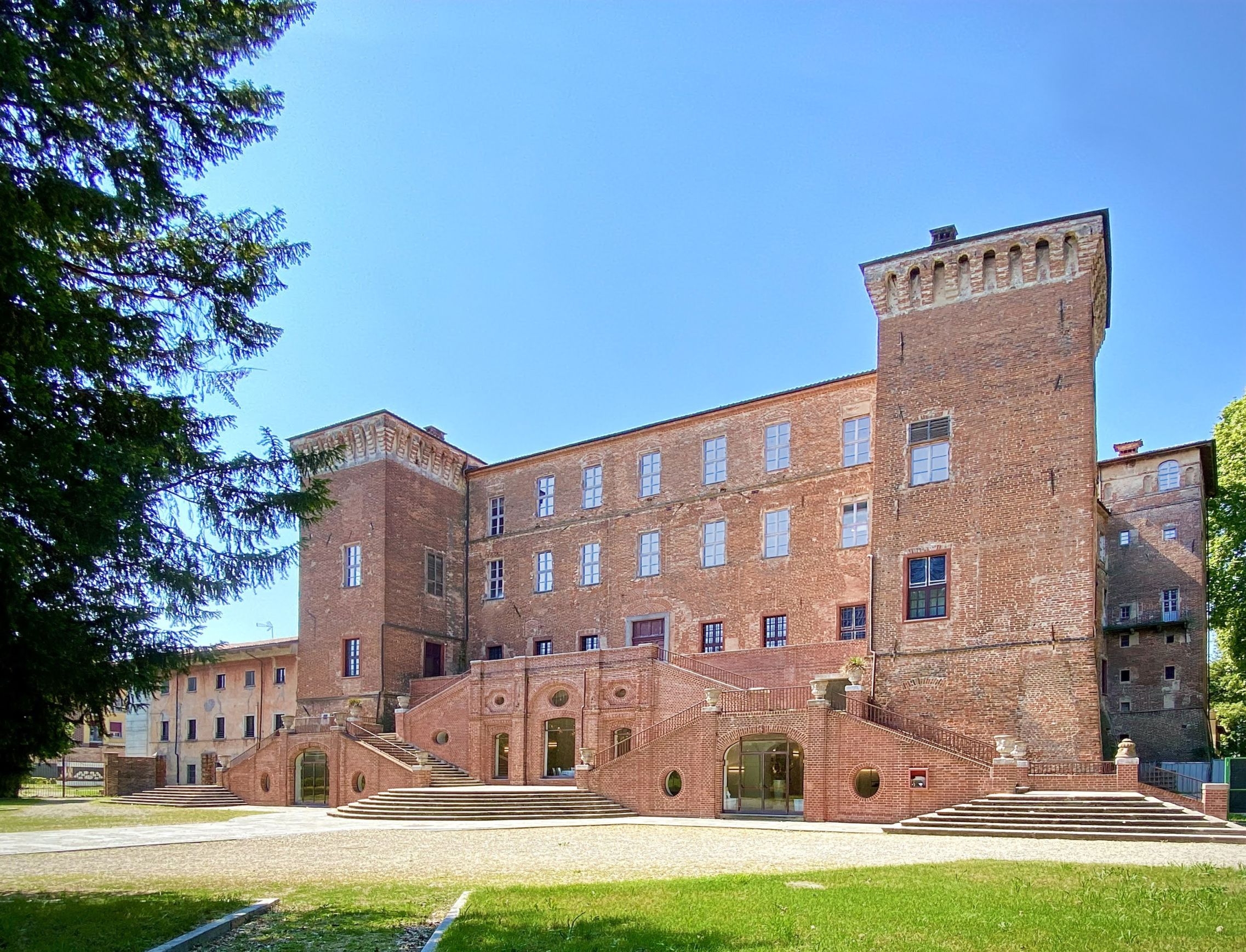 VINOVO - Sono cominciati i lavori di ripristino del muro crollato nel parco del Castello