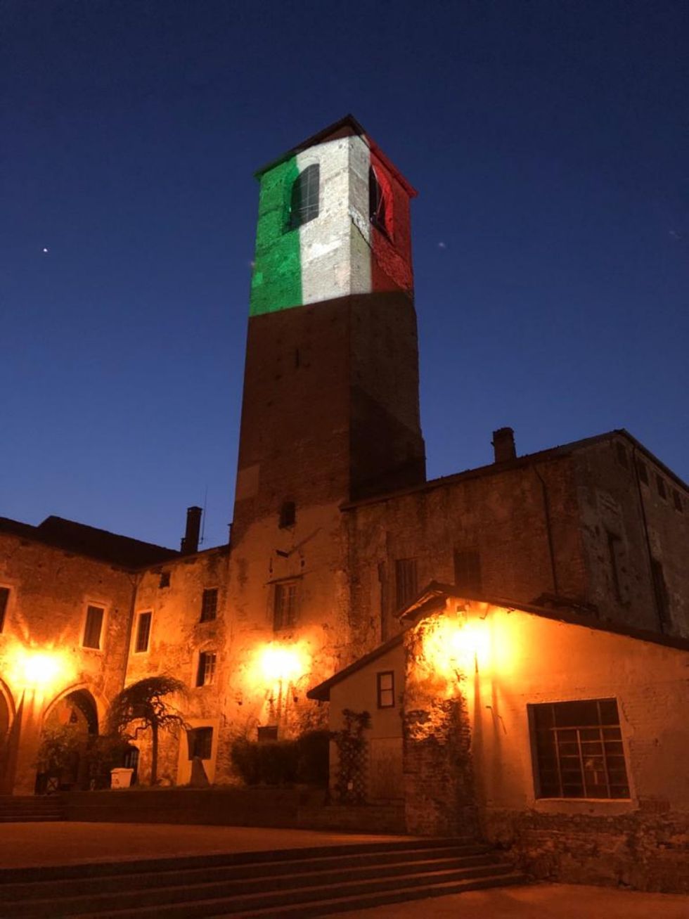 CARMAGNOLA - Dopo Moncalieri, anche la città del Peperone illumina con il tricolore il municipio