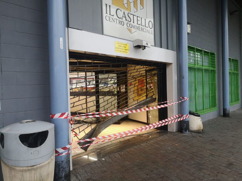 NICHELINO - Sfondano l'ingresso del centro commerciale e rubano telefonini e videogiochi