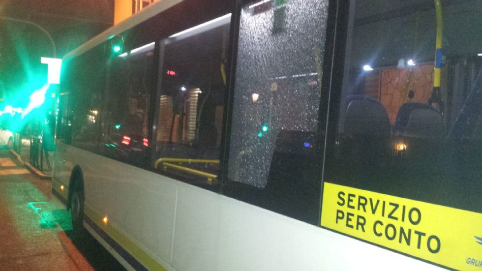 MONCALIERI - Autobus ex Ca.Nova preso a sassate al capolinea in stazione