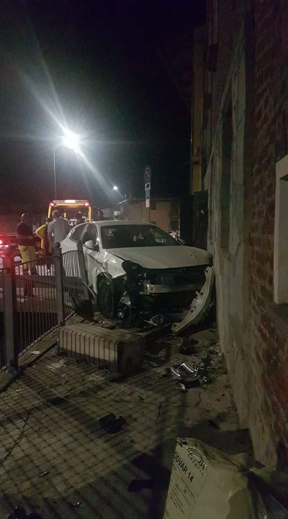 VIRLE - Perde il controllo dell'auto e si schianta contro il muro