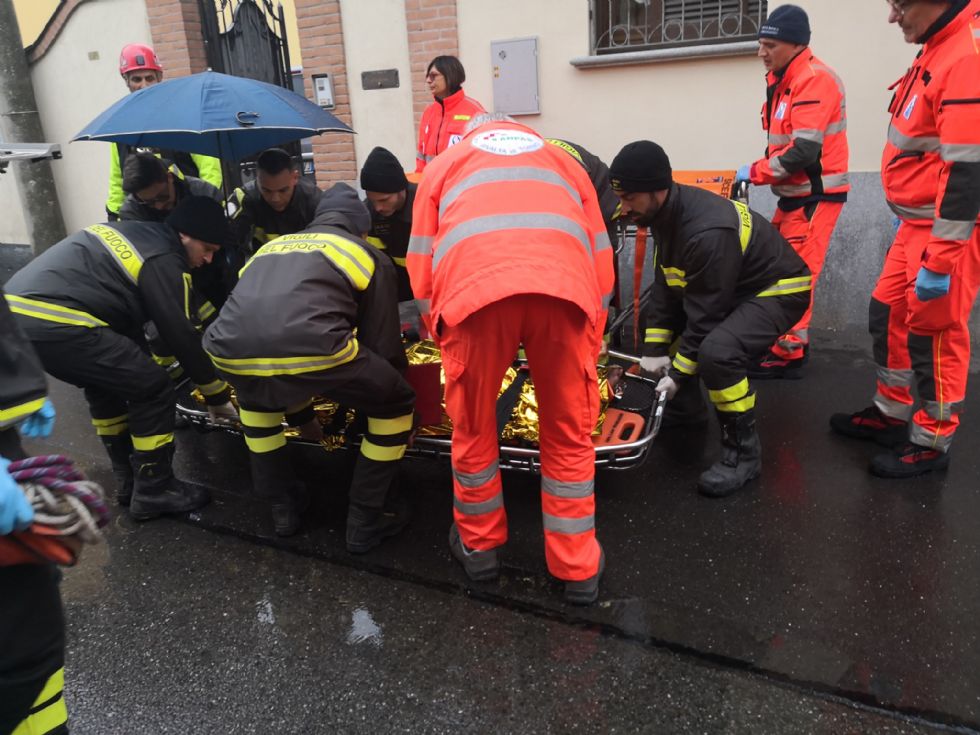 RIVALTA - Donna si sente male ma non riesce a fare le scale: arrivano i vigili del fuoco