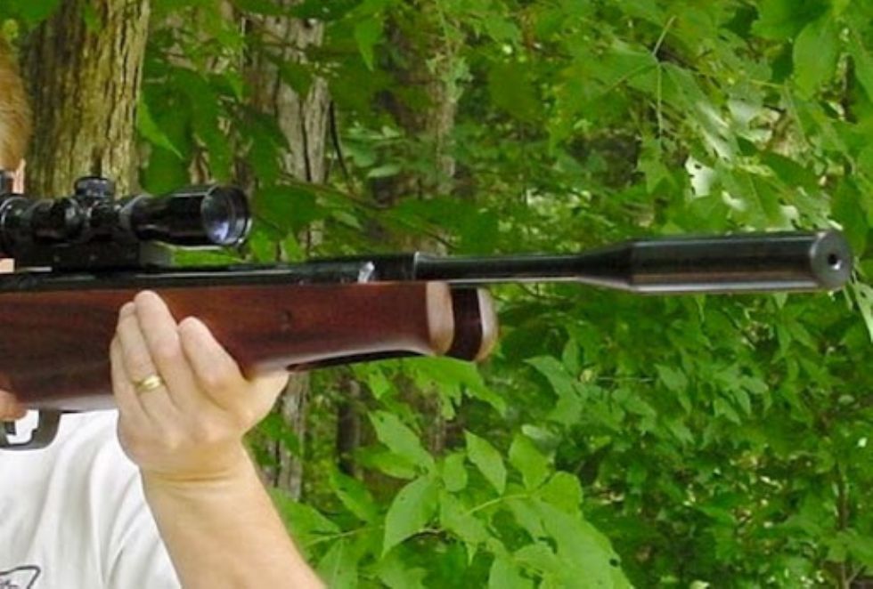 ORBASSANO - Litiga con il vicino e si presenta alla sua porta con una carabina: denunciato