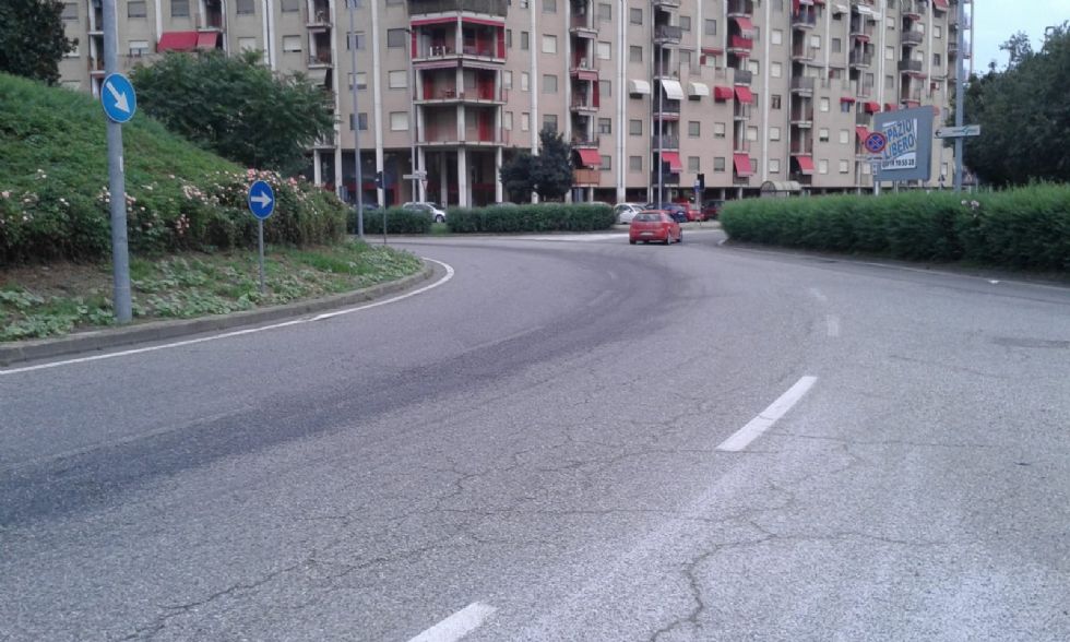 NICHELINO - Si buca il serbatoio di un autobus e la strada diventa scivolosa