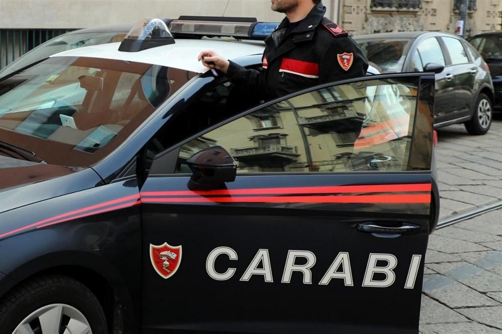 MONCALIERI - Aveva un mandato di arresto europeo, i carabinieri lo scovano in piazza Failla