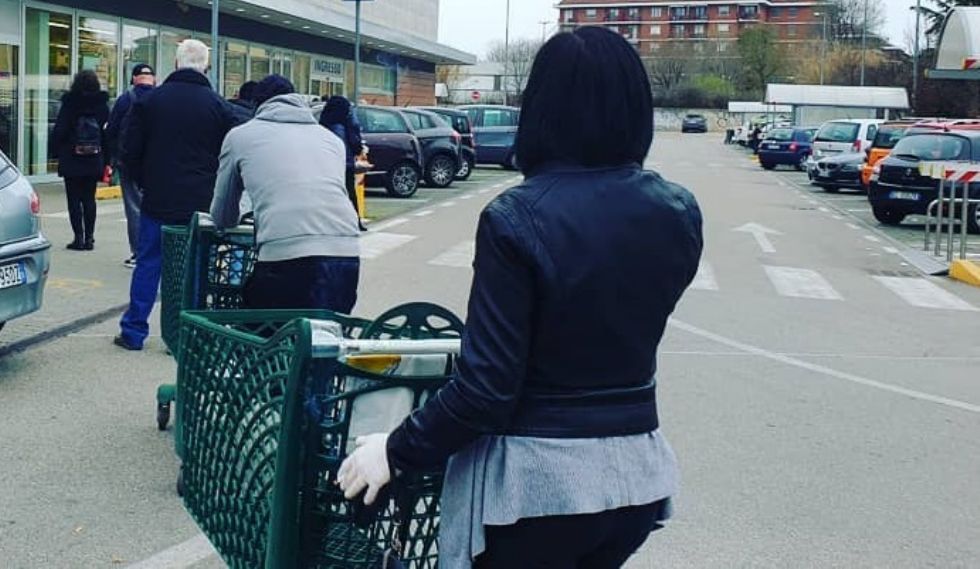 MONCALIERI - L'infermiera chiede se può passare davanti a fare la spesa: e scatta l'applauso dei clienti