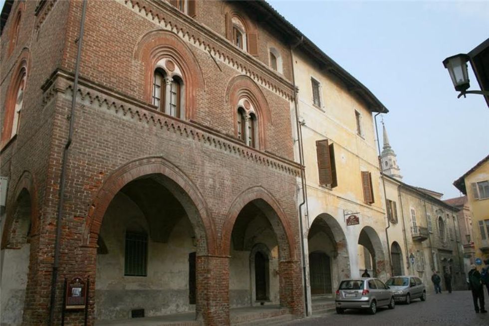 CORONAVIRUS - Carignano stringe ancora di più le misure: stop a tutti i negozi alle 18