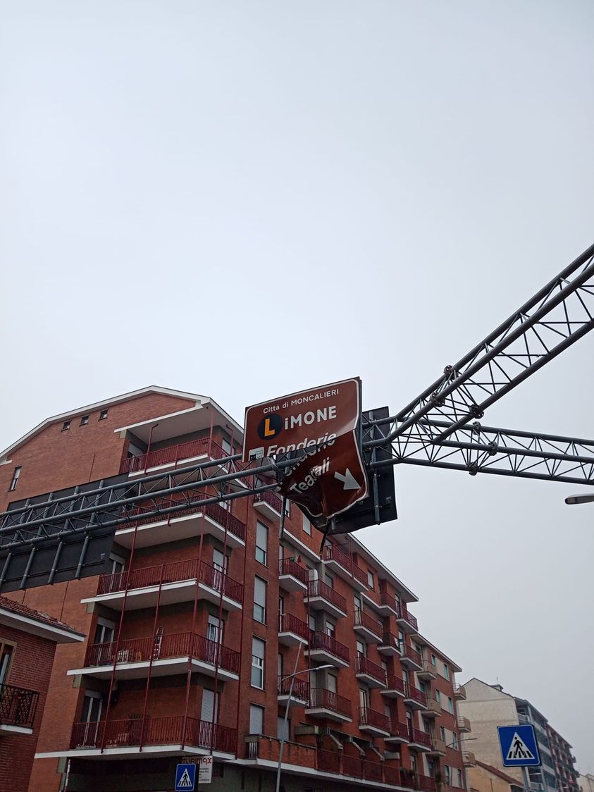 MONCALIERI - Sfasciato il cartello stradale delle Fonderie Limone: la preoccupazione dei cittadini