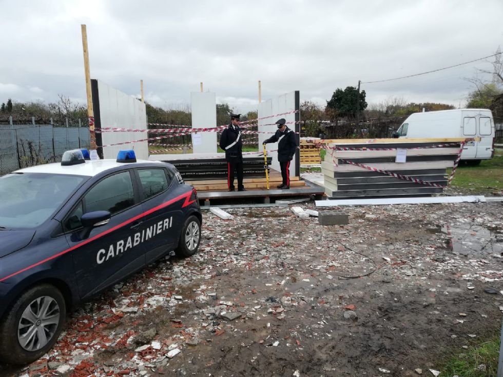 BEINASCO - I rom del campo chiuso tornano e tentano di costruirsi la villa abusiva
