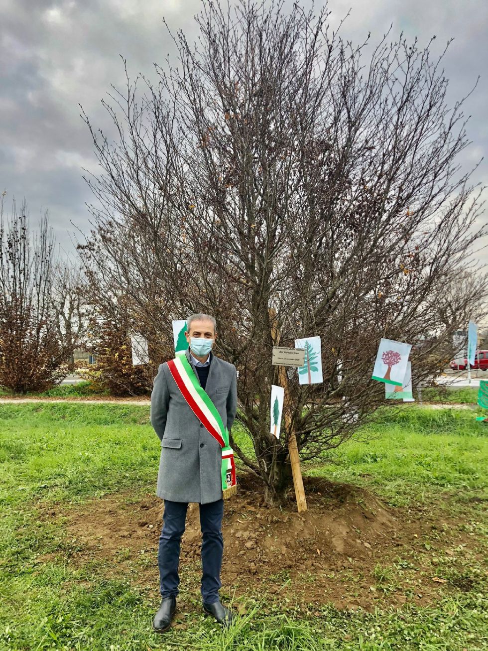 VINOVO - Un albero per simboleggiare il ricordo delle vittime da coronavirus