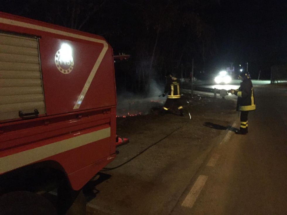 NICHELINO - Serata di lavoro per i vigili del fuoco per focolai alimentati dal vento