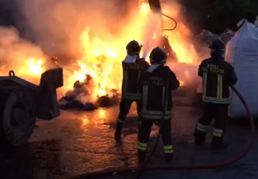 NICHELINO - Nella notte bruciata un'auto in via Toti con la benzina