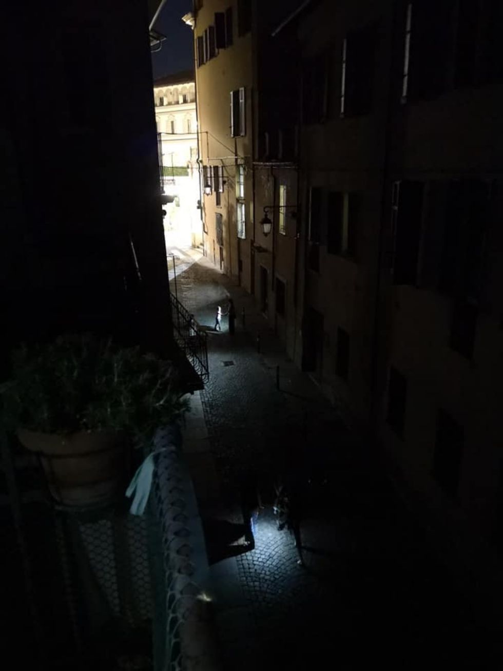 MONCALIERI - Blackout serale in via Santa Croce: forse un sovraccarico per i condizionatori