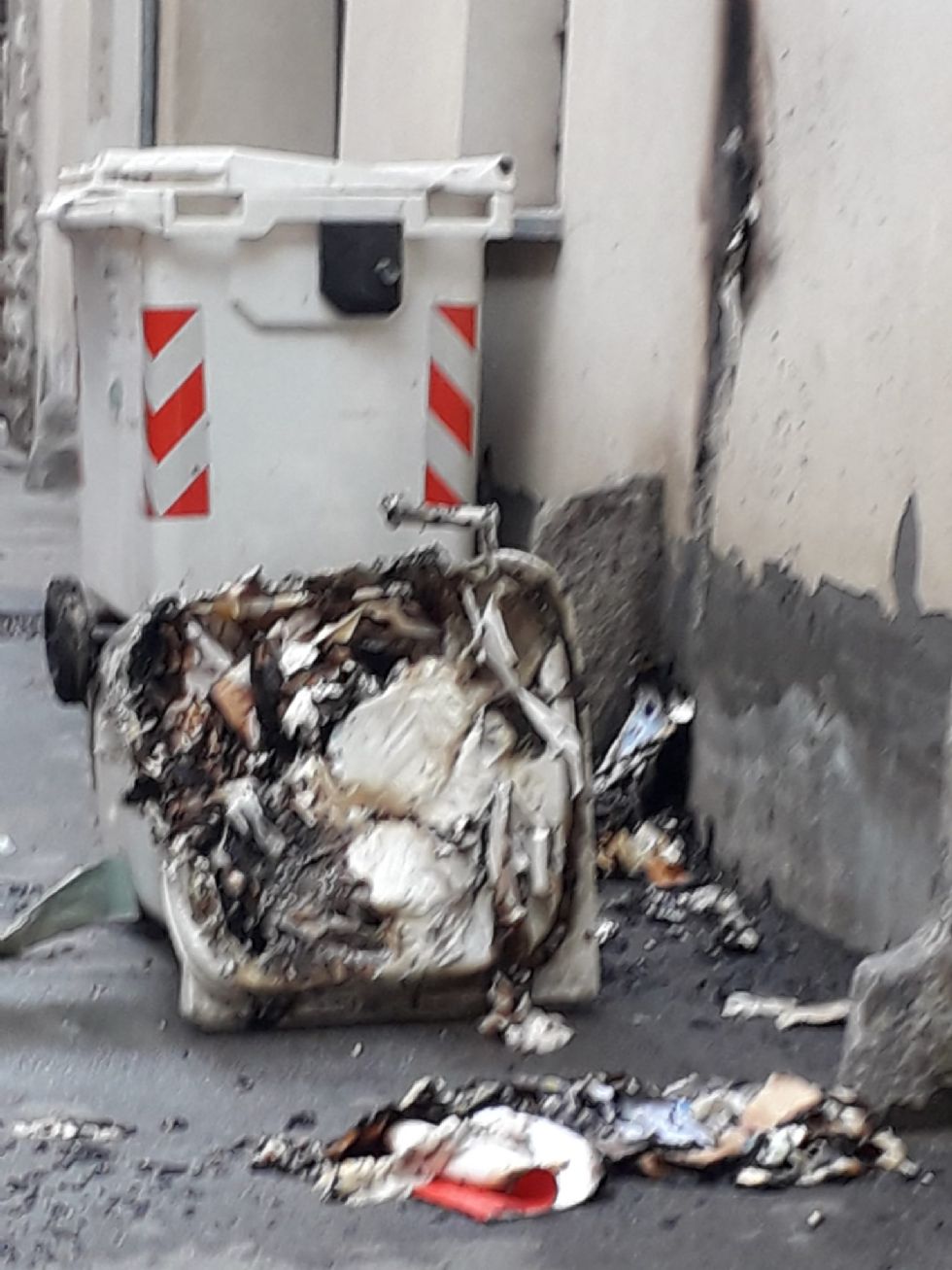 CARMAGNOLA - Piromane prende di mira i cassonetti della differenziata in centro città