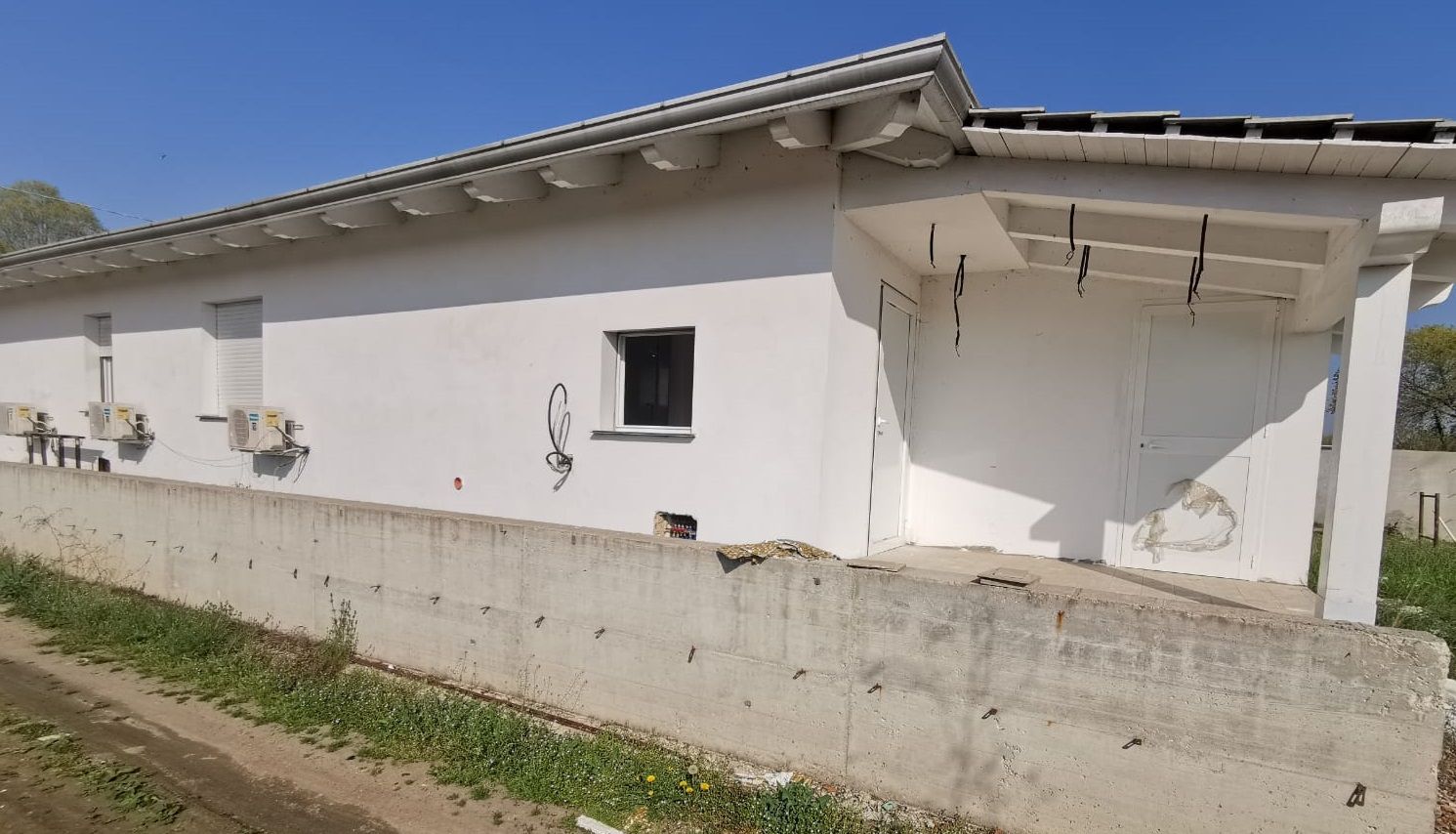 NICHELINO - Taglia i sigilli per continuare a costruire la casa abusiva: denunciata