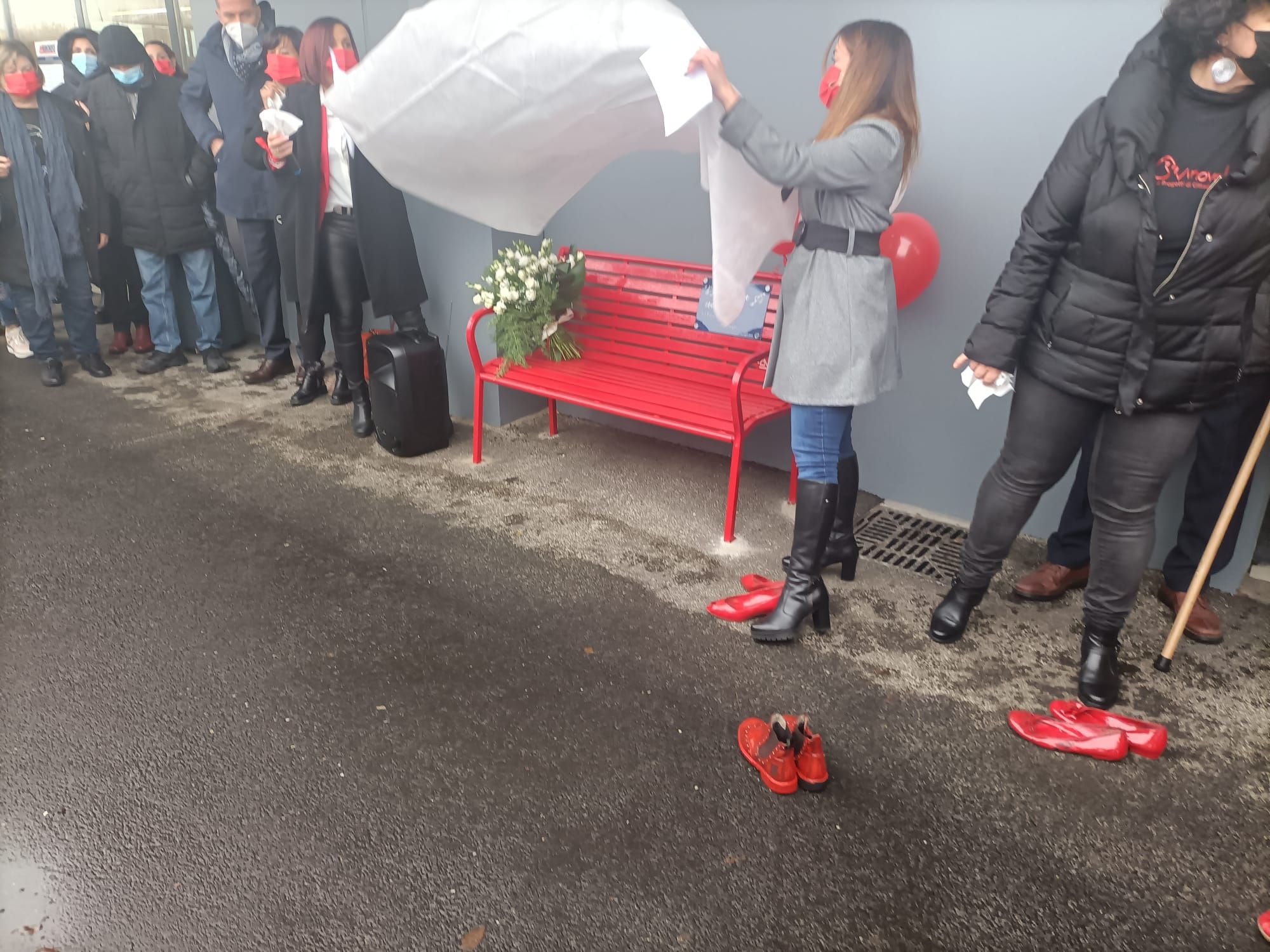 LA LOGGIA -Inaugurata la panchina rossa in memoria di Emanuela Urso