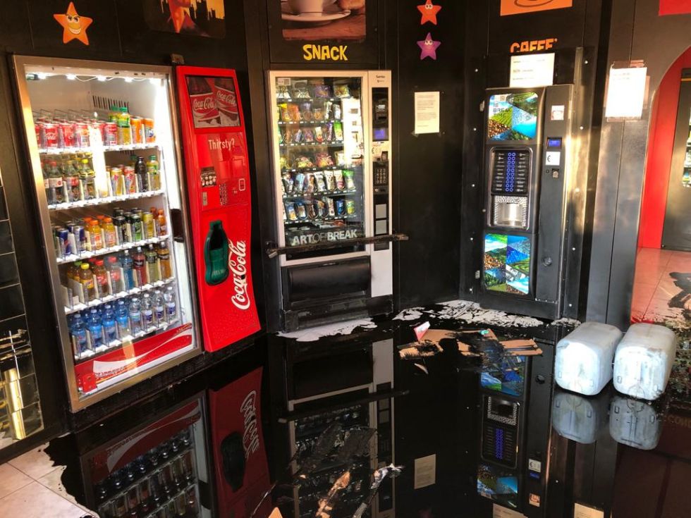 MONCALIERI - Taniche d'olio svuotate nel negozio di alimentari: vandali o avvertimento?