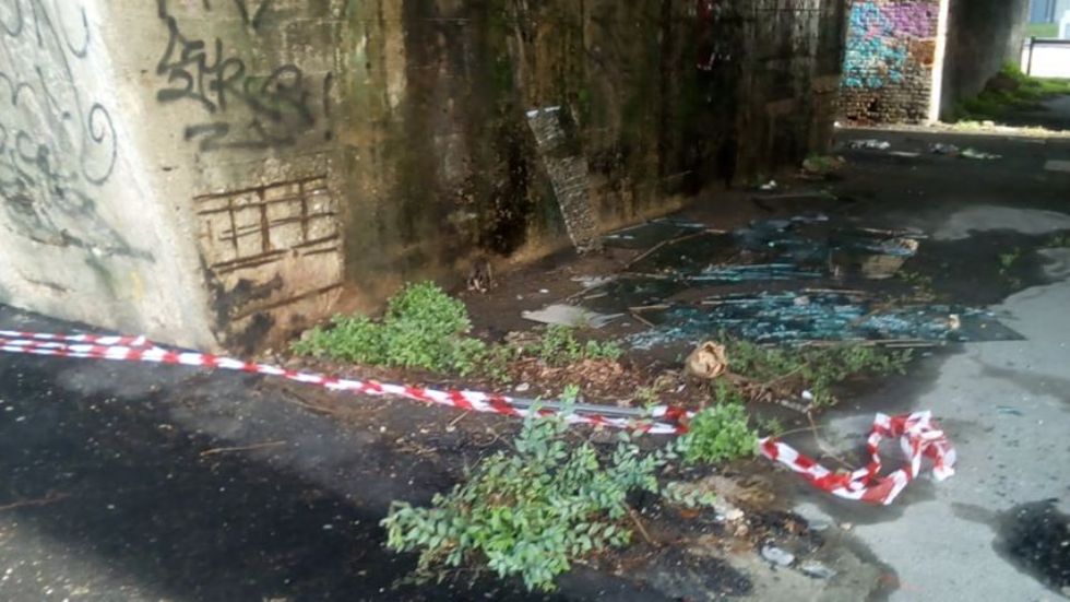 MONCALIERI - Vetri rotti abbandonati e pilastri del ponte rovinati: l'allarme di Borgo Mercato