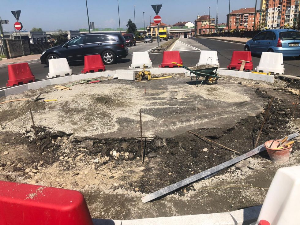 MONCALIERI - Iniziati i lavori per la realizzazione della rotonda fissa su via Martiri