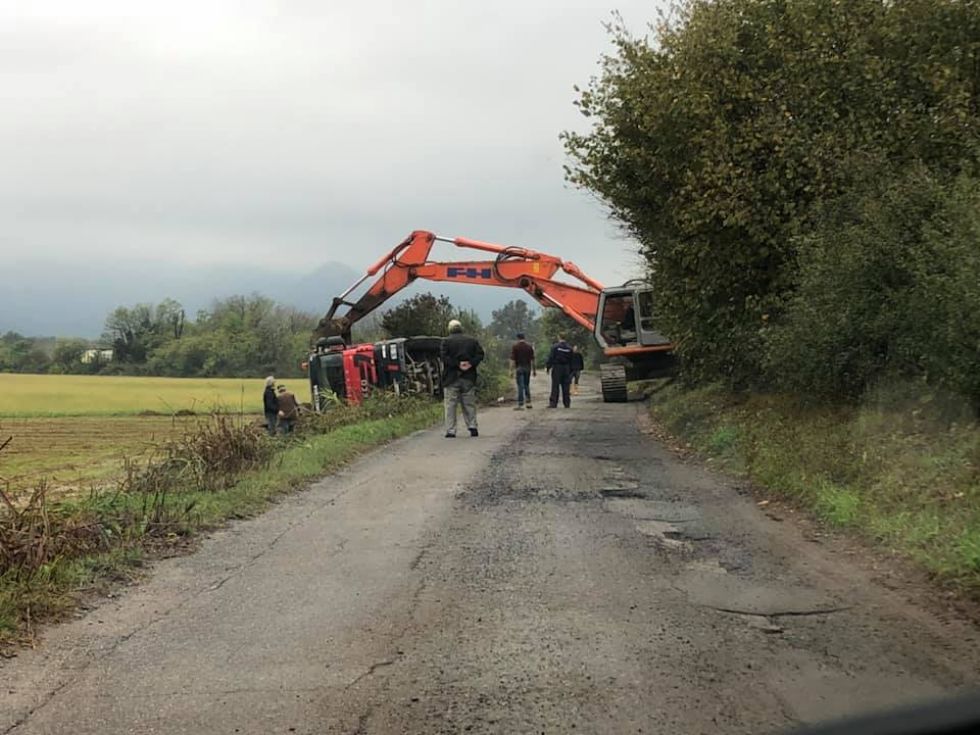 RIVALTA - Camion evita ciclista all'ultimo e si ribalta in via Mellano