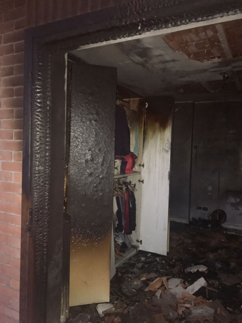 PIOSSASCO - Va a fuoco un appartamento, evacuata una palazzina in via Riva Po - LE FOTO -
