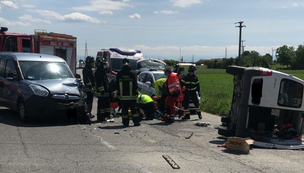 CARMAGNOLA - Brutto incidente su via Chieri: un uomo grave al Cto