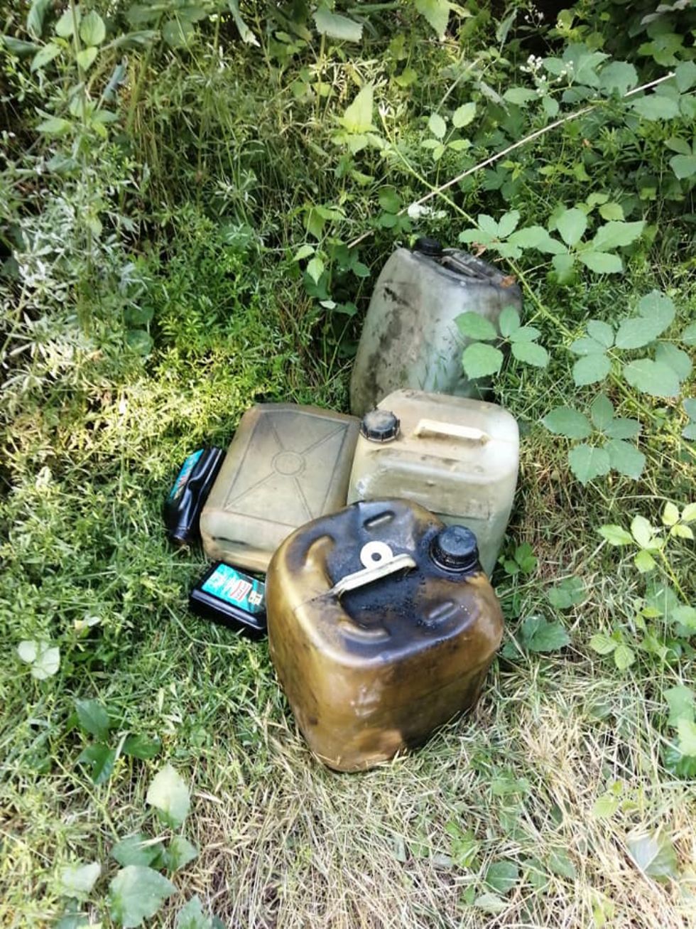 CARMAGNOLA - Taniche di combustibili usati abbandonate nel bosco del Gerbasso