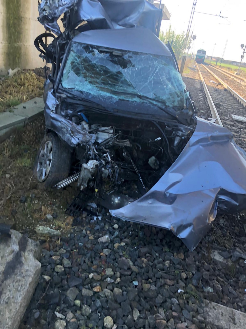 CARMAGNOLA - Esce di strada e invade la ferrovia poco prima che passi il treno e travolga tutto