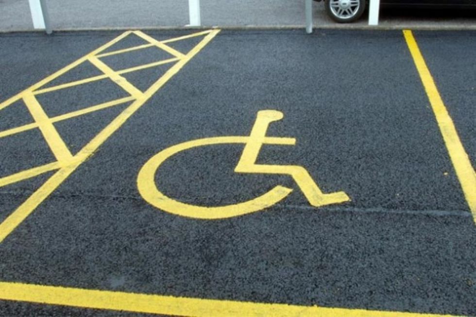 MONCALIERI - Posti per i disabili occupati: una donna malata prende la multa