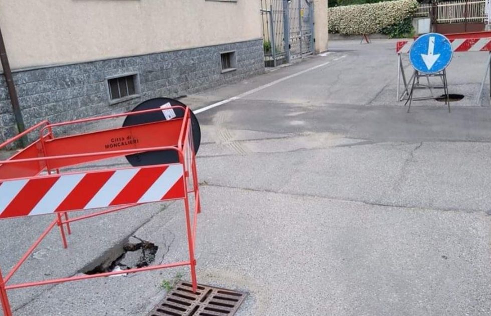 MONCALIERI - La strada cede in più punti, preoccupazione in via Montenero