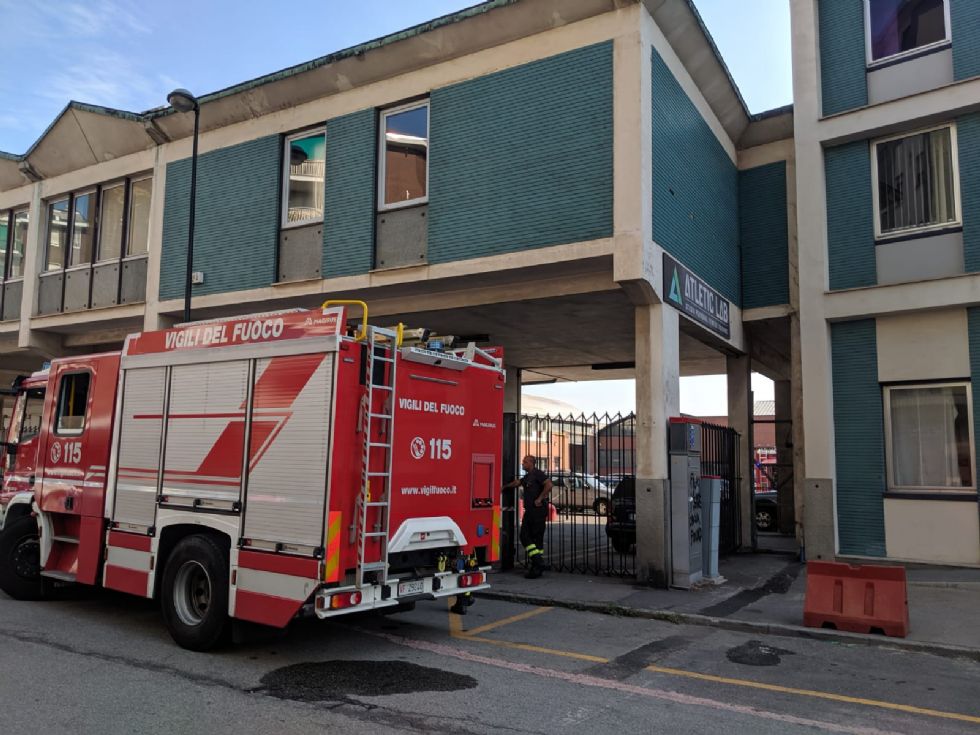 BEINASCO - Incendio in un'officina meccanica: intervento dei vigili del fuoco - FOTO